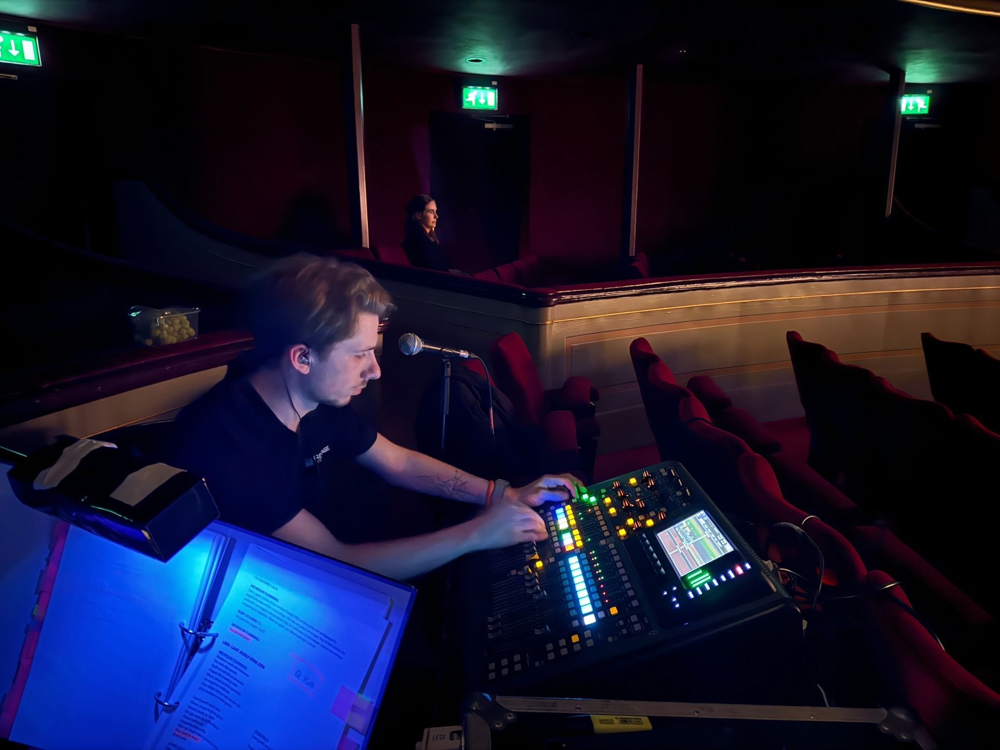 ReStage-technicus aan het werk in het theater